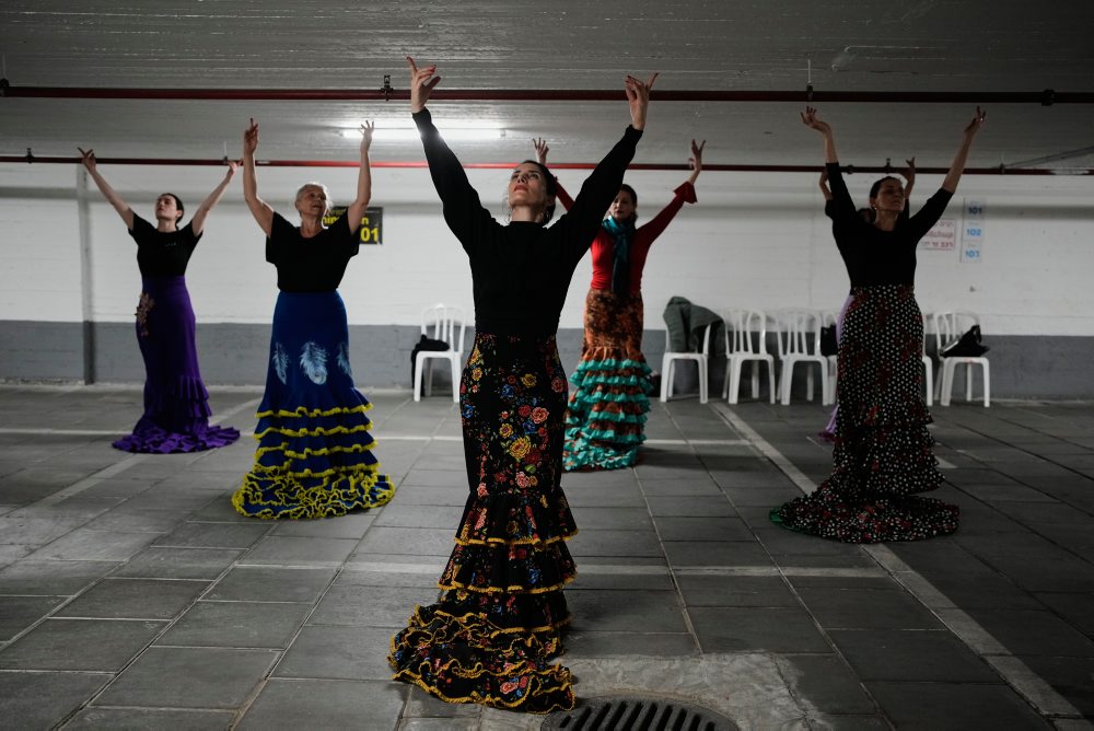 Tanečnice flamenca v podzemnej garáži v Tel Avive