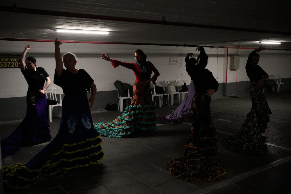 Tanečnice flamenca v podzemnej garáži v Tel Avive