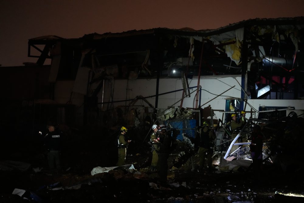 Škody po iránskom raketovom útoku na centrálny Izrael