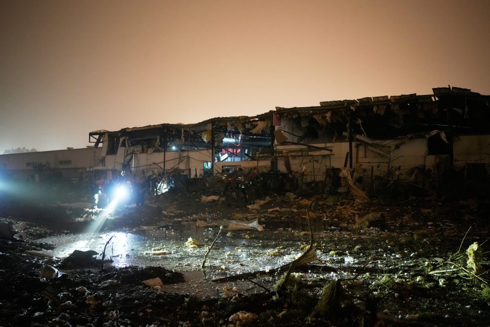 Škody po iránskom raketovom útoku na centrálny Izrael