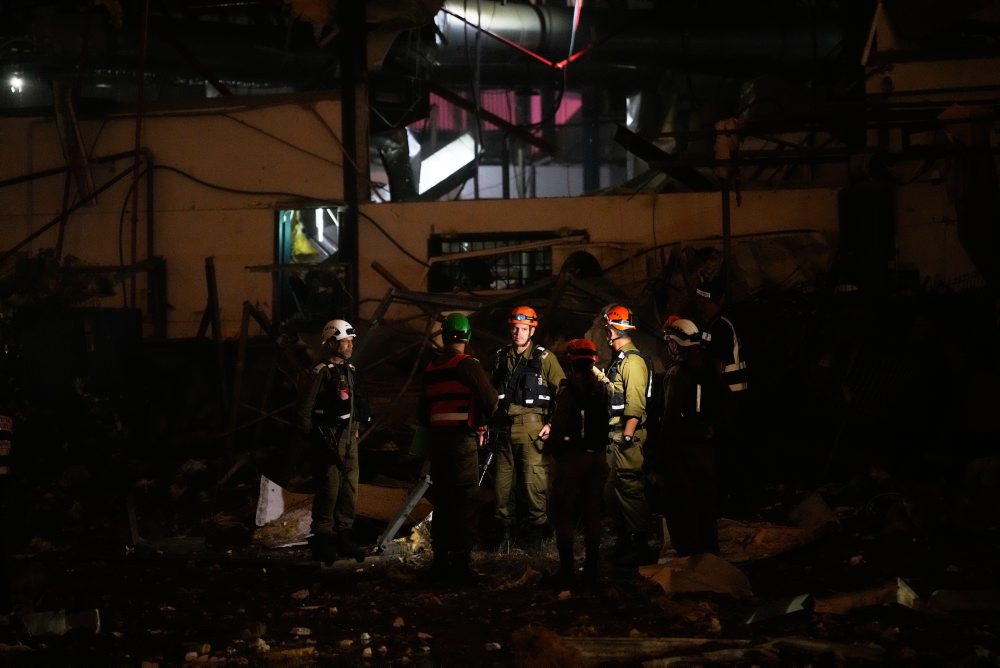 Škody po iránskom raketovom útoku na centrálny Izrael