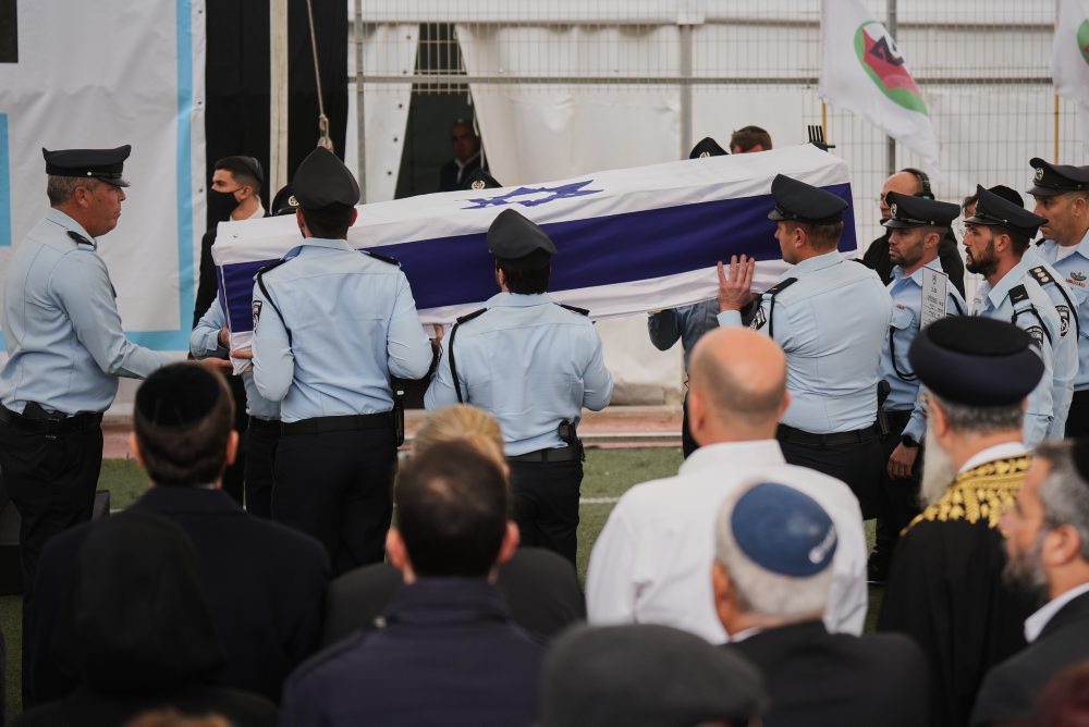 V Izraeli sa konal pohreb posledného rukojemníka, ktorého telo vydal Hamas z Pásma Gazy