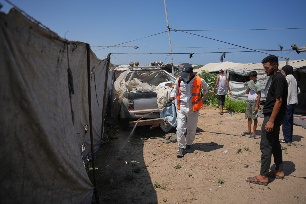Utečenecký tábor pre vysídlených Palestínčanov v Pásme Gazy dezinfikovali proti hlodavcom a hmyzu