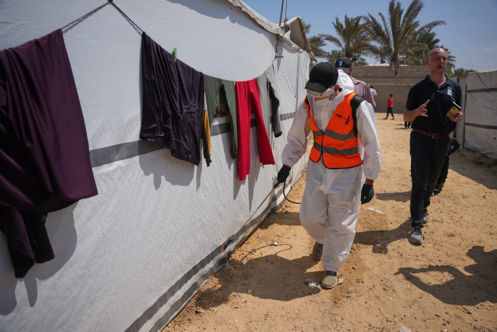 Utečenecký tábor pre vysídlených Palestínčanov v Pásme Gazy dezinfikovali proti hlodavcom a hmyzu