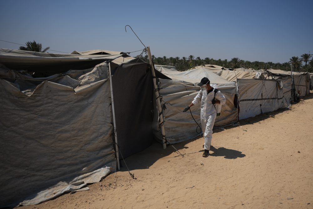 Utečenecký tábor pre vysídlených Palestínčanov v Pásme Gazy dezinfikovali proti hlodavcom a hmyzu