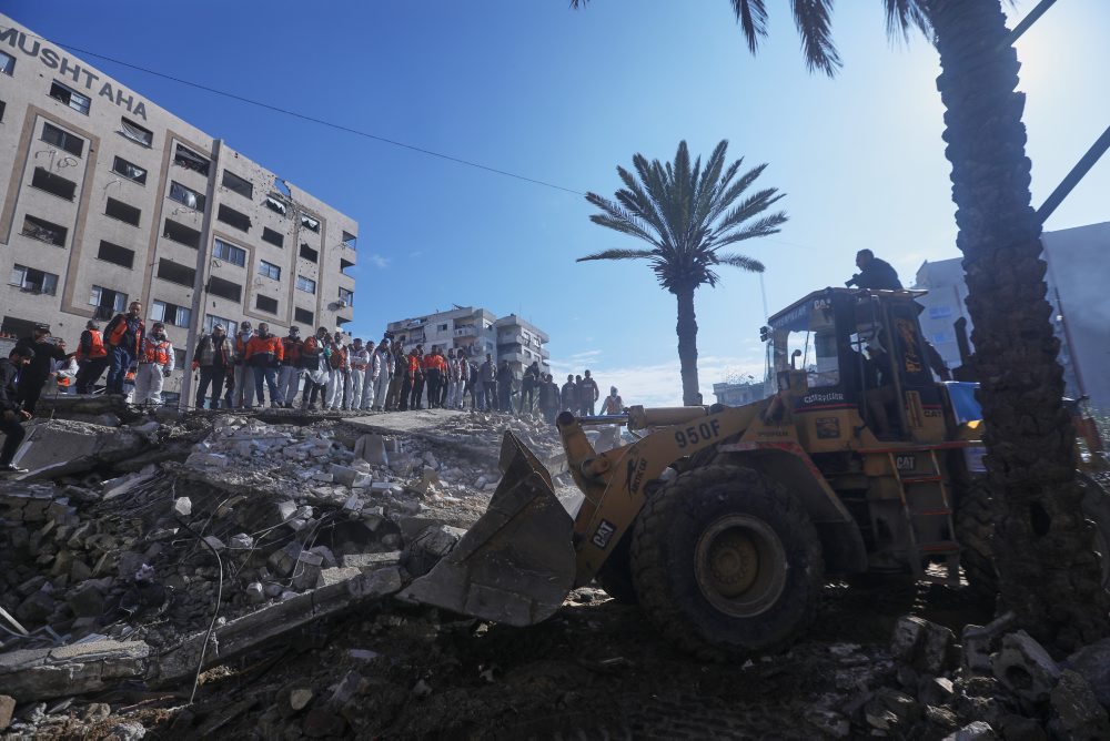 V troskách zrútenej obytnej budovy v Gaze prehľadávajú desiatky nezvestných
