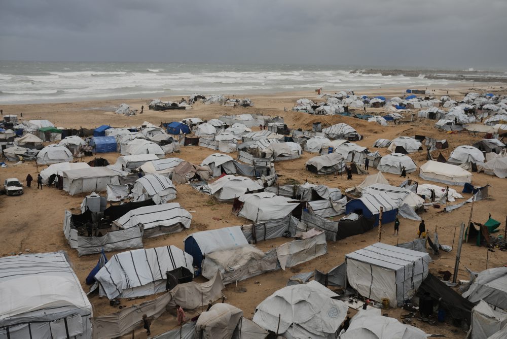 V Gaze zahynuli najmenej štyria Palestínčania po zrútení múru na stany pre vysídlencov v silnom vetre 