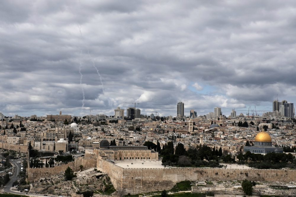Irán v odvete zaútočil raketami na Izrael, vyslal aj drony