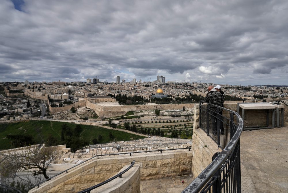 Irán v odvete zaútočil raketami na Izrael, vyslal aj drony