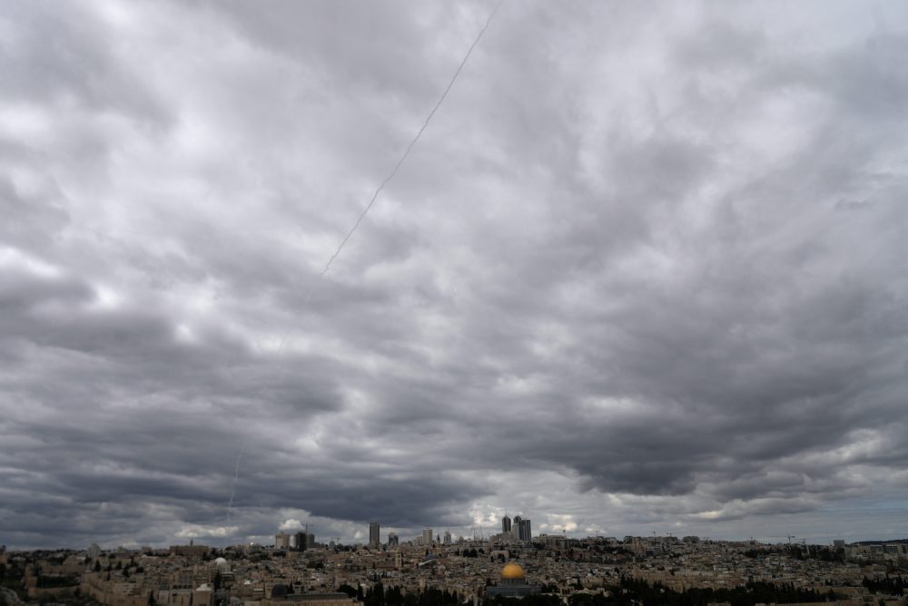 Irán v odvete zaútočil raketami na Izrael, vyslal aj drony