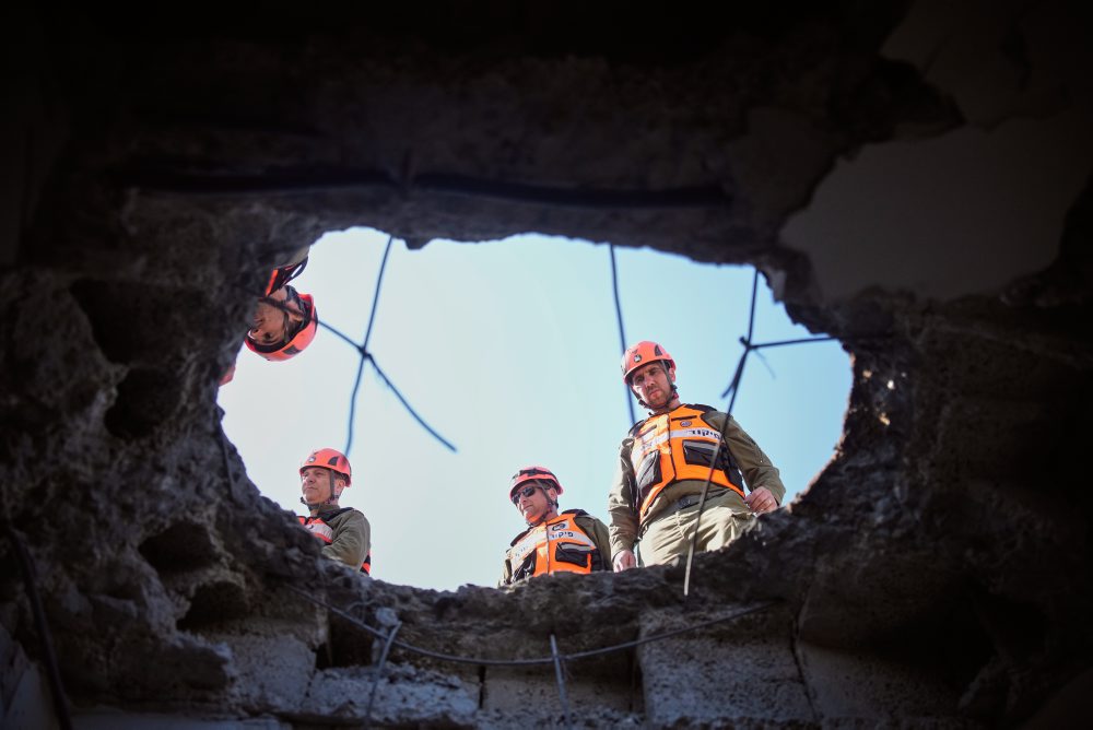 Škody po iránskom raketovom útoku na centrálny Izrael