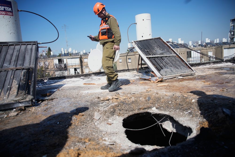 Škody po iránskom raketovom útoku na centrálny Izrael