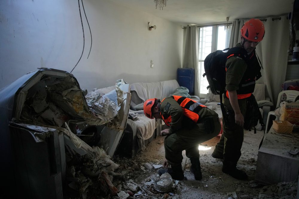 Škody po iránskom raketovom útoku na centrálny Izrael