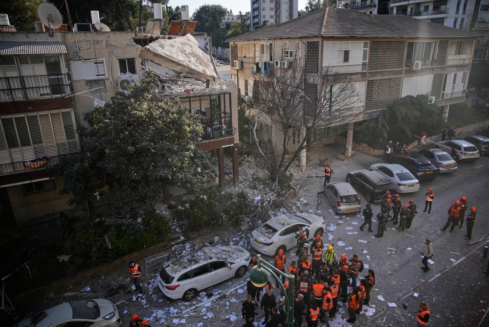 Škody po iránskom raketovom útoku na centrálny Izrael