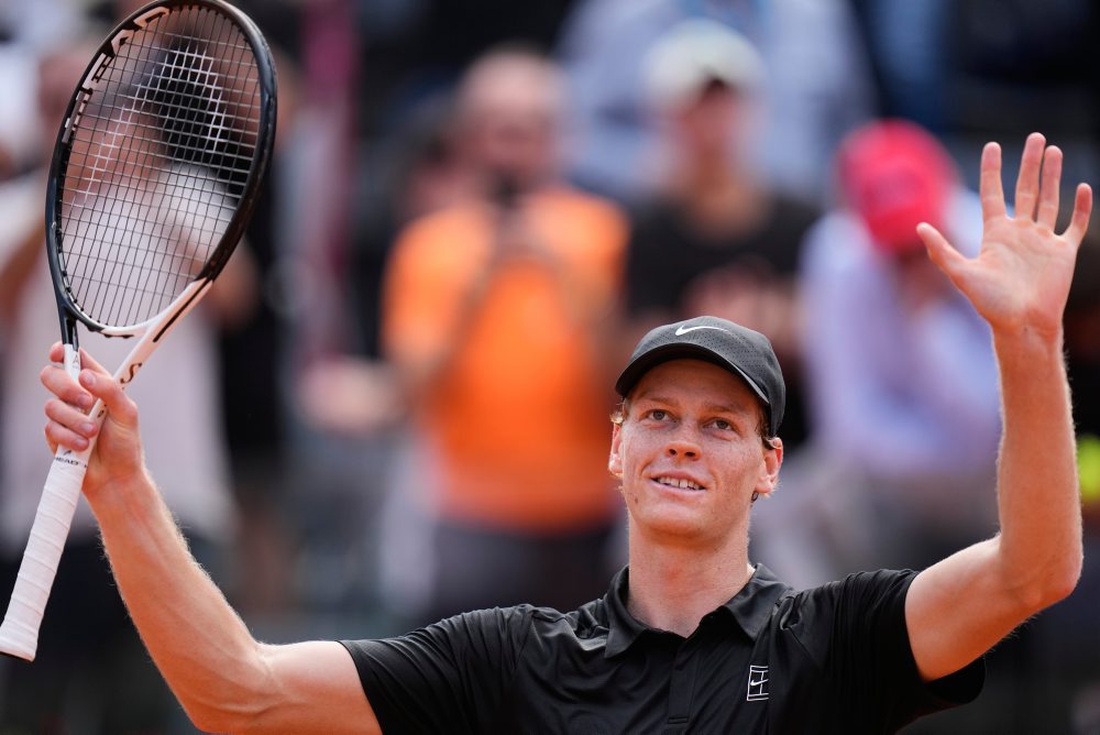 Talian Jannik Sinner postúpil do štvrťfinále turnaja Masters 1000 v Ríme
