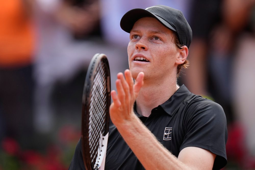 Talian Jannik Sinner postúpil do štvrťfinále turnaja Masters 1000 v Ríme