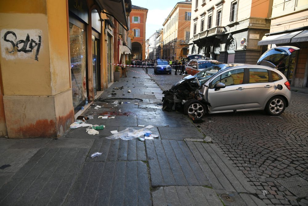V Modene utrpelo zranenia 7 ľudí, keď vodič vyšiel autom na chodník