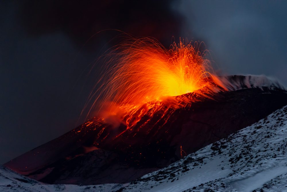 Erupcia lávy na sopke Etna