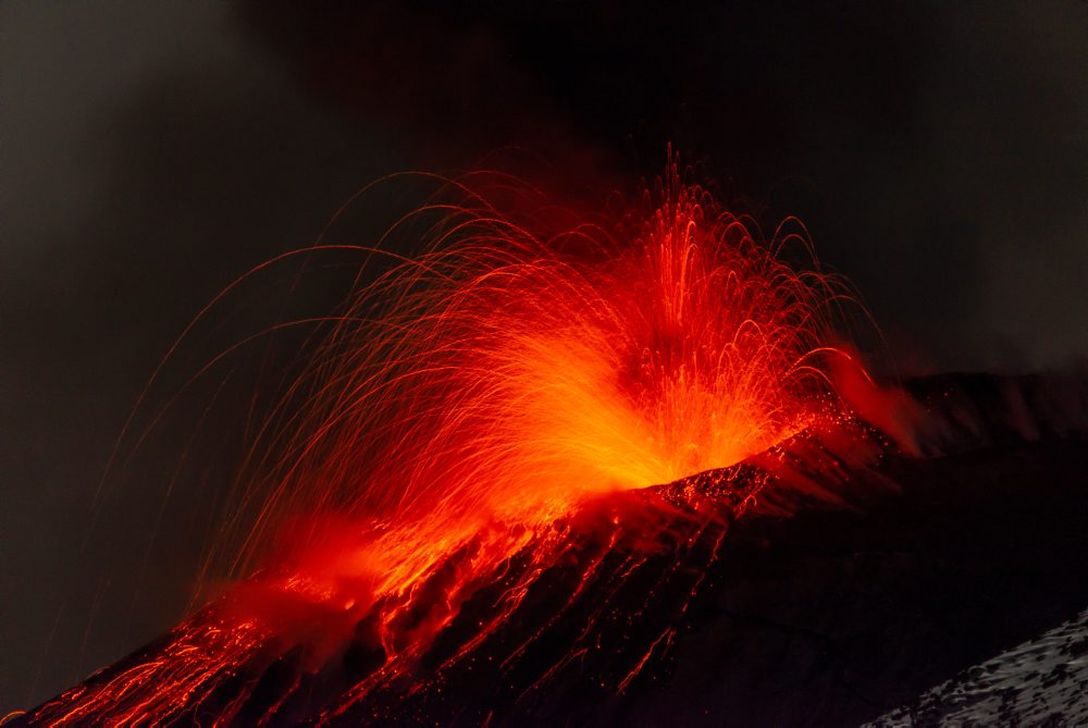 Erupcia lávy na sopke Etna