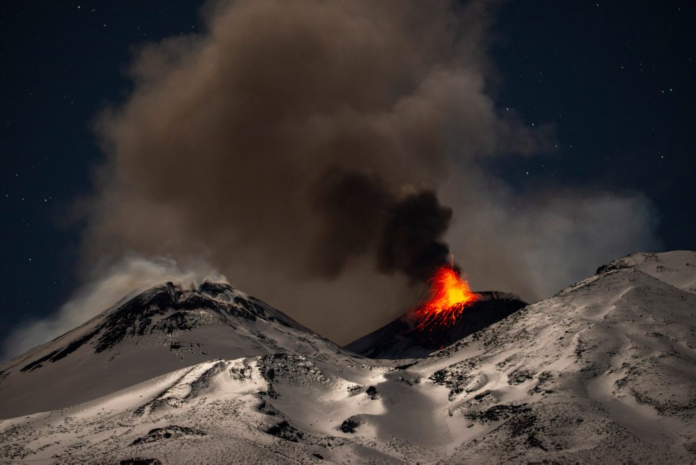 Erupcia lávy na sopke Etna