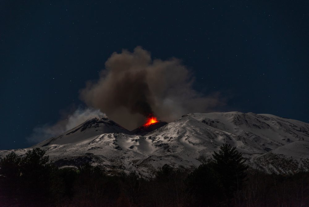 Erupcia lávy na sopke Etna