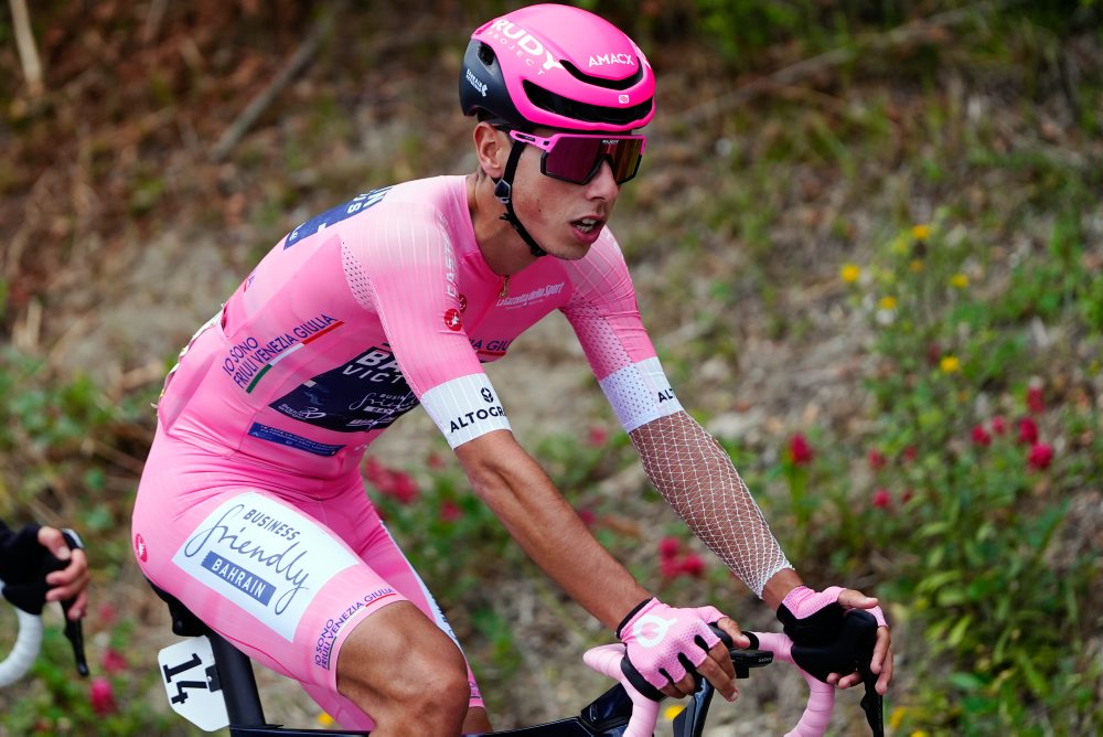 portugalský cyklista Afonso Oliveira Eulalio v ružovom drese vedúceho pretekára