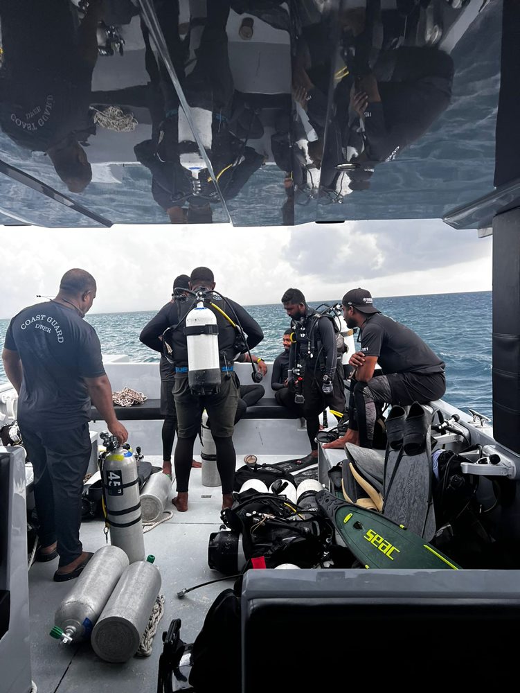 Maldivy: Pri pátraní po štyroch talianskych turistoch zomrel potápač