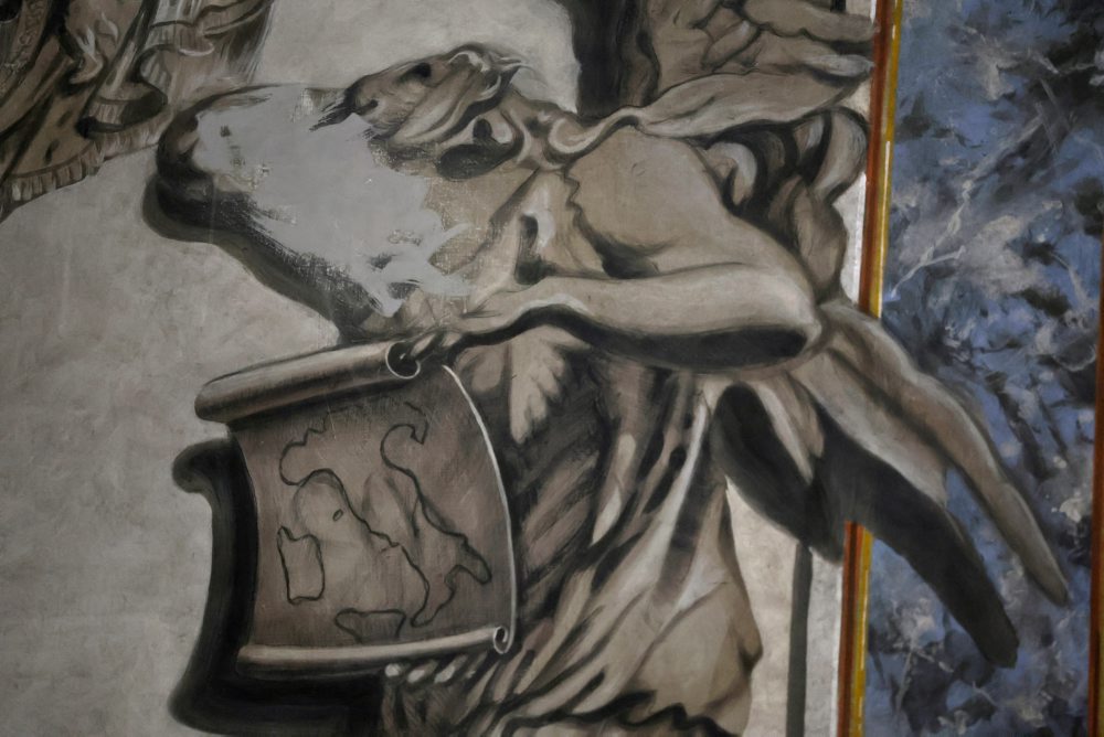 Tvár cherubína podobnú premiérke Meloniovej v rímskej bazilike prekryli