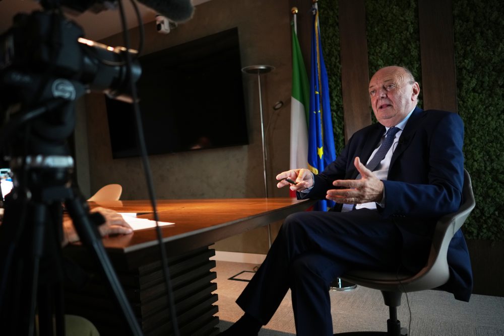 Taliansky minister životného prostredia a energetiky Gilberto Pichetto Fratin počas rozhovoru s AP 