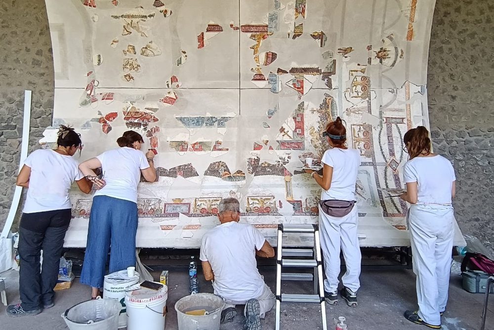 V Pompejách objavili čiastočne zrekonštruovanú stropnú fresku