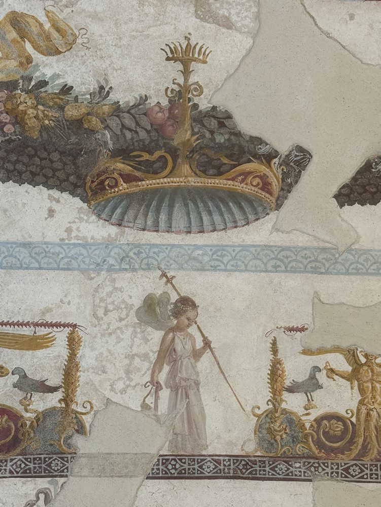 V Pompejách objavili čiastočne zrekonštruovanú stropnú fresku