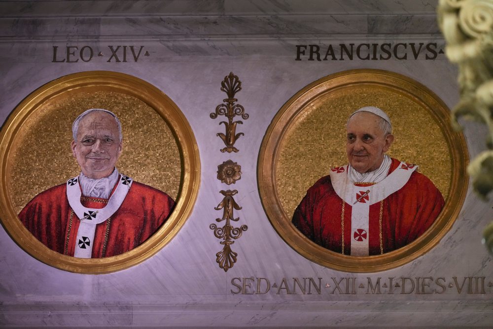 Mozaikové portréty pápeža Leva XIV. zosnulého pápeža Františka v Bazilike sv. Pavla za hradbami 