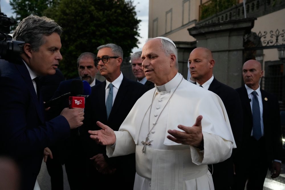 Pápež Lev XIV pred sídlom v Castel Gandolfe