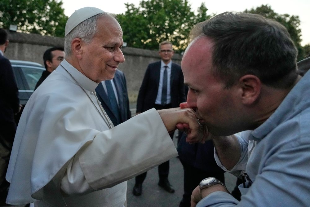 Pápež Lev XIV pred sídlom v Castel Gandolfe