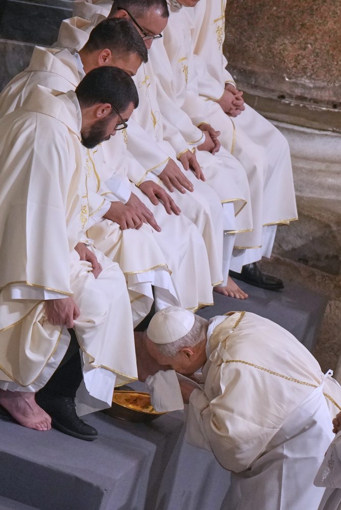 Pápež Lev XIV. umyl nohy 12 rímskym kňazom v rámci omše na pamiatku Poslednej večere v Lateránskej arcibazilike v Ríme