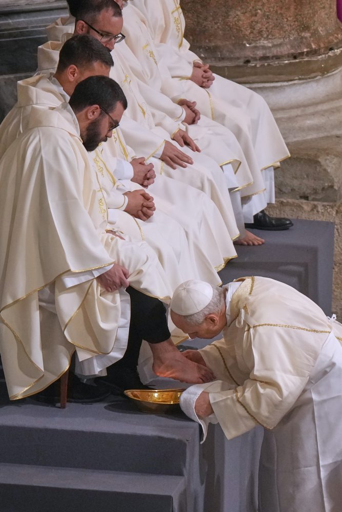 Pápež Lev XIV. umyl nohy 12 rímskym kňazom v rámci omše na pamiatku Poslednej večere v Lateránskej arcibazilike v Ríme