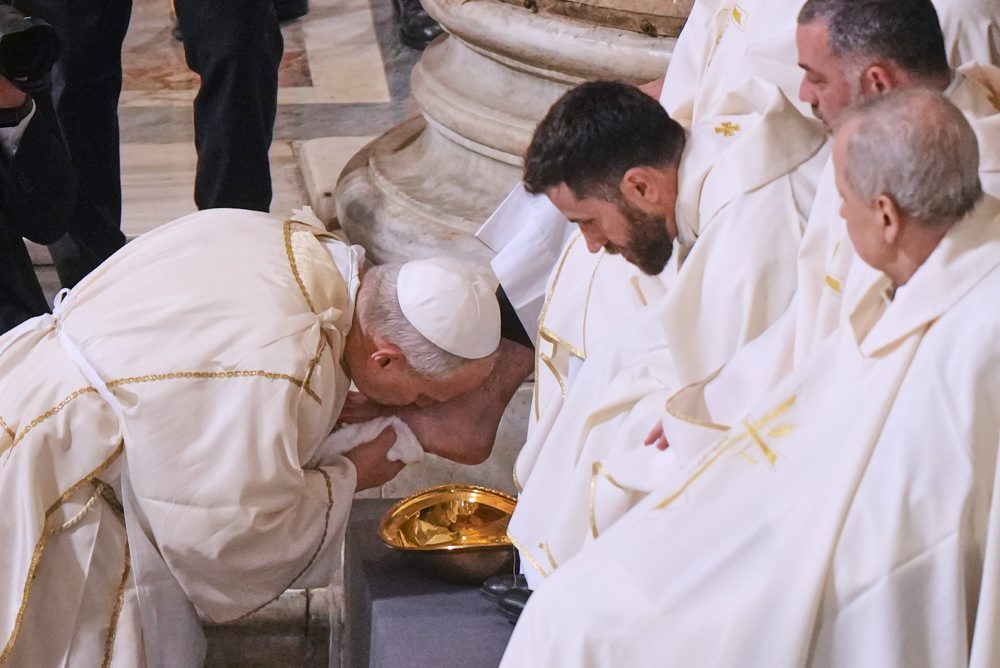 Pápež Lev XIV. umyl nohy 12 rímskym kňazom v rámci omše na pamiatku Poslednej večere v Lateránskej arcibazilike v Ríme