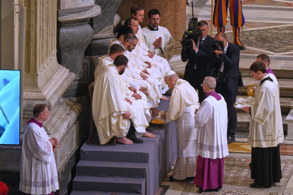 Pápež Lev XIV. umyl nohy 12 rímskym kňazom v rámci omše na pamiatku Poslednej večere v Lateránskej arcibazilike v Ríme