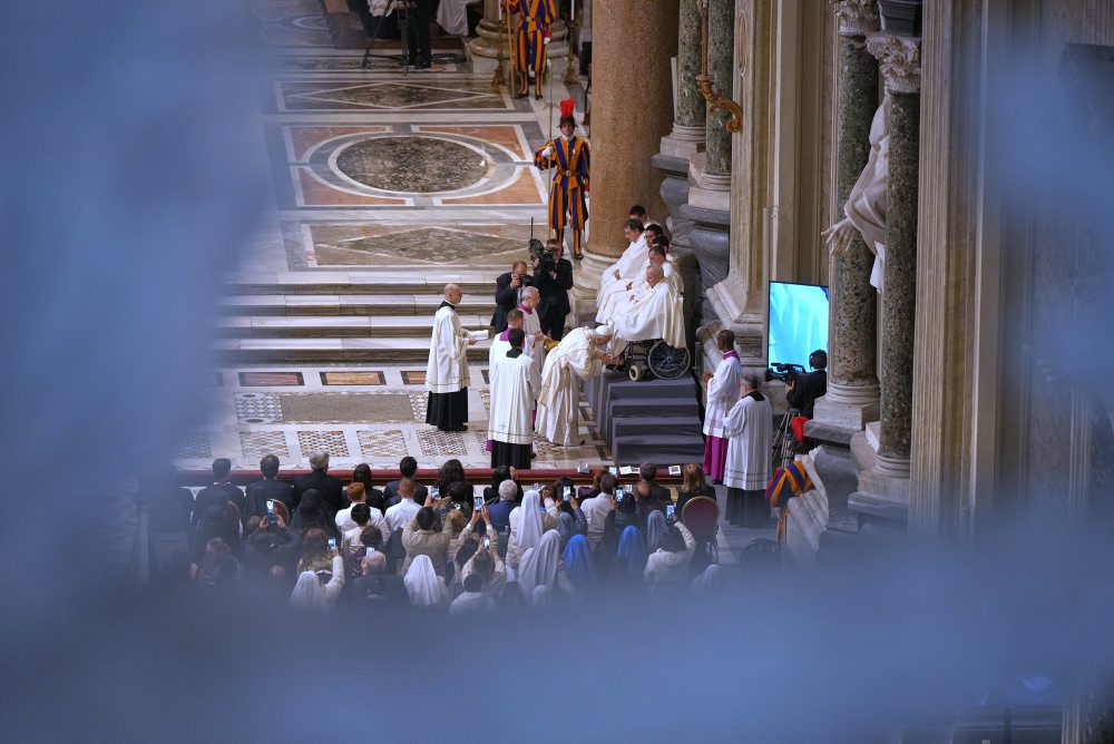 Pápež Lev XIV. umyl nohy 12 rímskym kňazom v rámci omše na pamiatku Poslednej večere v Lateránskej arcibazilike v Ríme