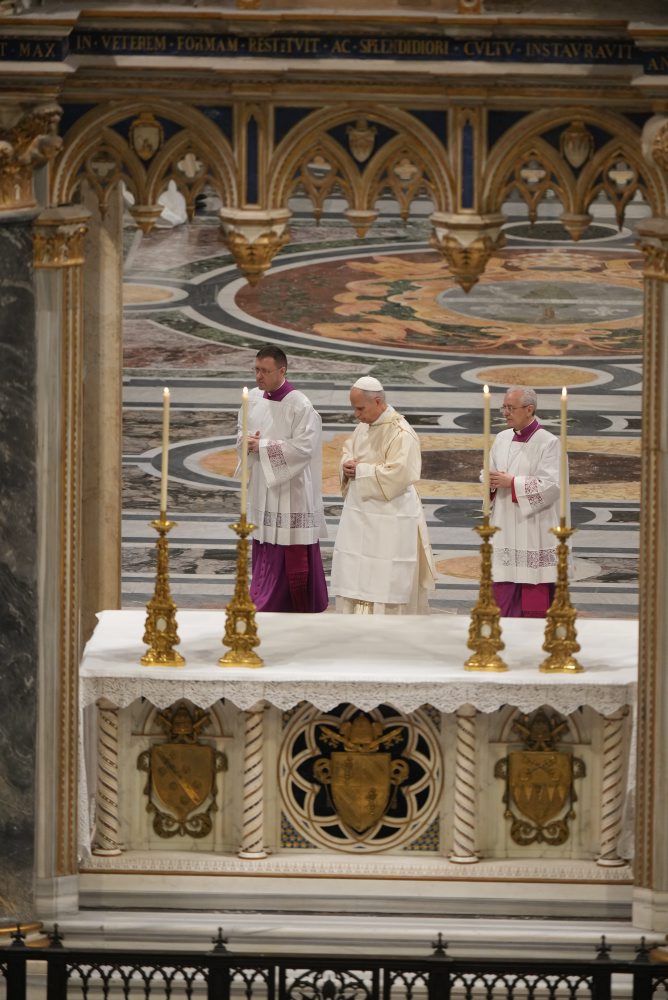 Pápež Lev XIV. slúžil omšu na pamiatku Poslednej večere v Lateránskej arcibazilike v Ríme