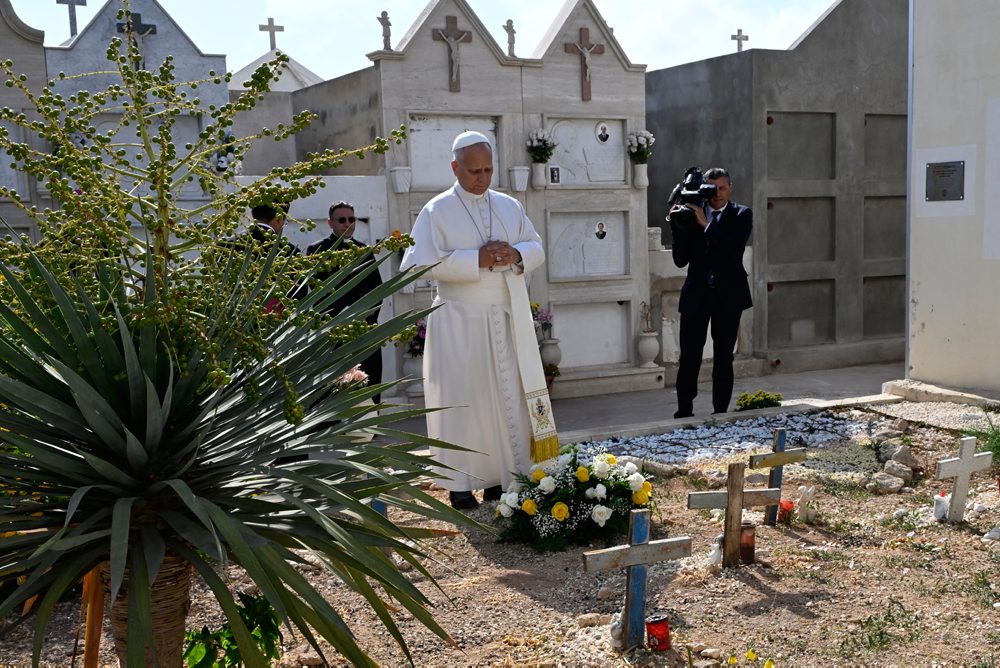 Pápež Lev na návšteve talianskeho ostrova Lampedusa