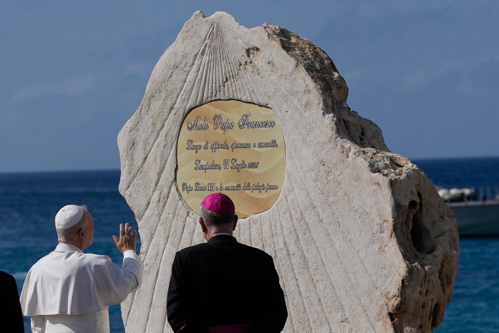 Pápež Lev na návšteve talianskeho ostrova Lampedusa