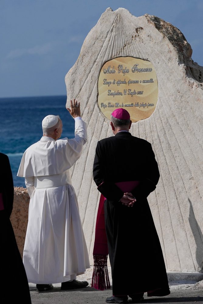 Pápež Lev na návšteve talianskeho ostrova Lampedusa