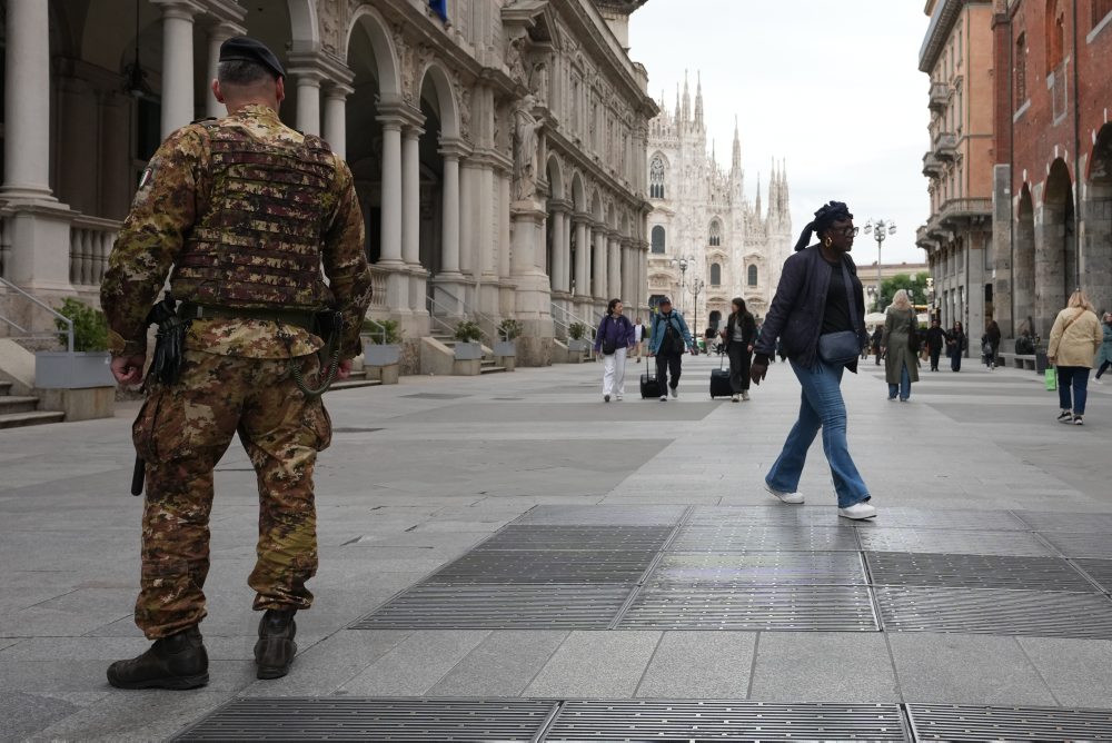 Vojaci pomáhajú policajtom po nepokojoch v Miláne 