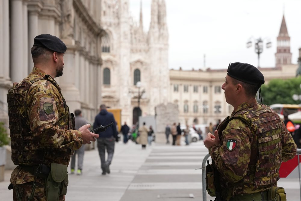 Vojaci pomáhajú policajtom po nepokojoch v Miláne 