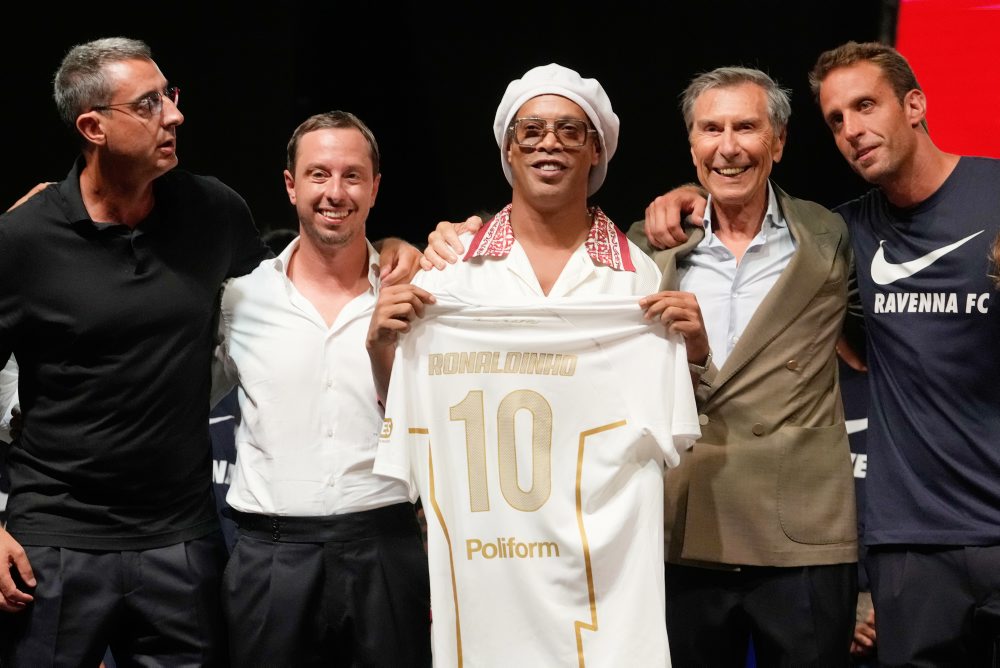 Ronaldinho odohrá v novembri prvý profesionálny zápas po 11 rokoch