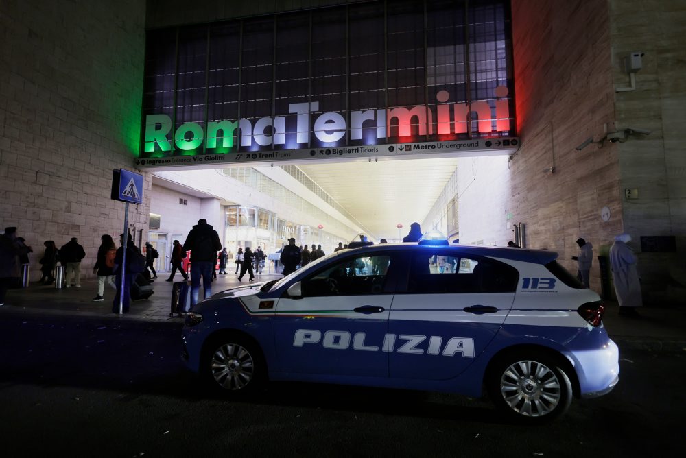 Policajná hliadka pri železničnej stanici Termini v Ríme