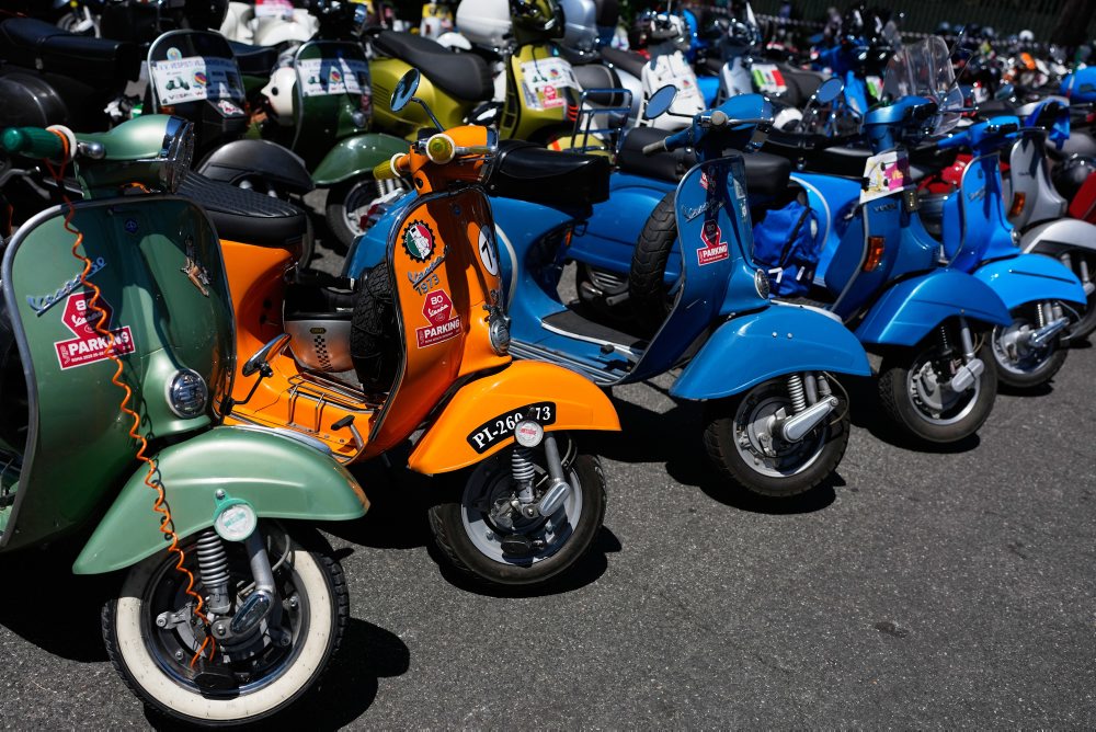 Centrum Ríma pri príležitosti svojho 80. výročia zaplavili skútre Vespa