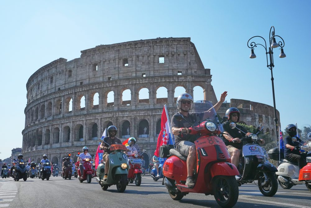 Centrum Ríma pri príležitosti svojho 80. výročia zaplavili skútre Vespa
