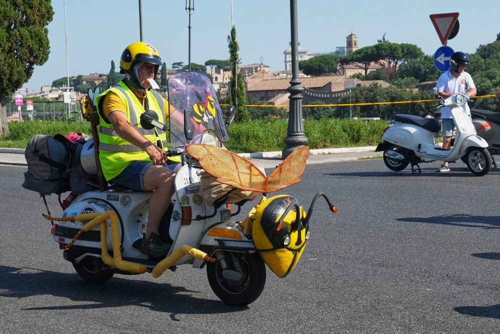 Centrum Ríma pri príležitosti svojho 80. výročia zaplavili skútre Vespa